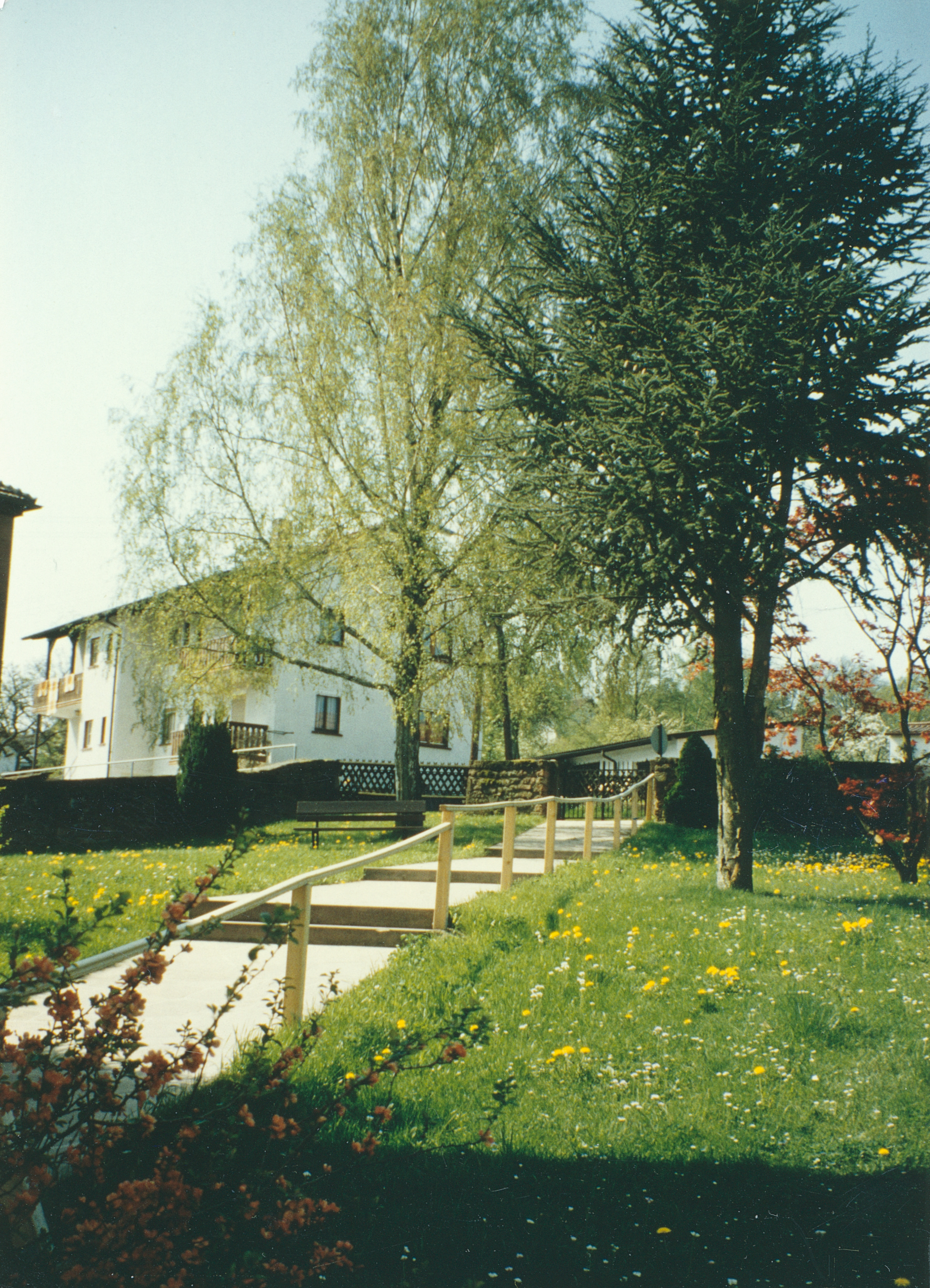 Gehweg zur Kirche Mai 1993